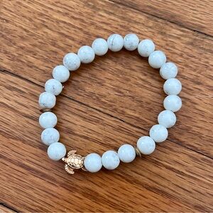 ⭐️5/$25⭐️ NWOT Elegant White Beaded Bracelet with Gold Turtle Charm